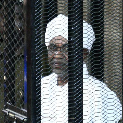 Sudans ex-president Omar al-Bashir bakom galler i domstolsbyggnaden i Khartoum