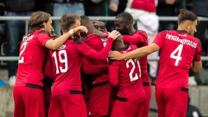 Saman Ghoddos förde upp ÖFK i ledning. ÖFK firar mål i grupp mot Galatasaray.