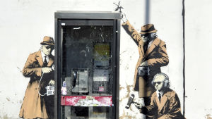 Ett annat av Banksys konstverk som finns på en vägg i Cheltenham, Storbritannien. Banksys konstverk i Cheltenham, Storbritannien.