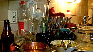 Psykisk ohälsa kan göra att man inte orkar ta itu med hushållssysslorna och hemmet förfaller. Flaskor och glas och kärl på ett diskbord.