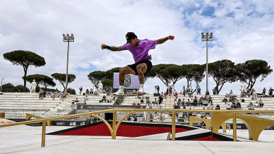 Nyjah Huston hoppar på en rail.
