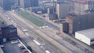 En bit av Berlinmuren och "dödsremsan" på DDR-sidan fotograferad från västsidan 1984.