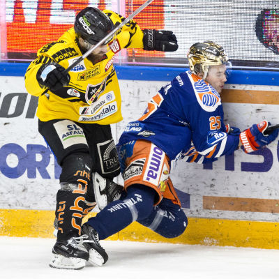 Sami Mutanen tacklar Henrik Haapala.