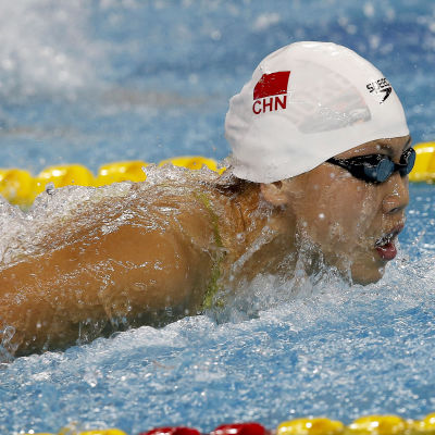 Chen Xinyi simmar fjärilsim i de asiatiska mästerskapen 2014.