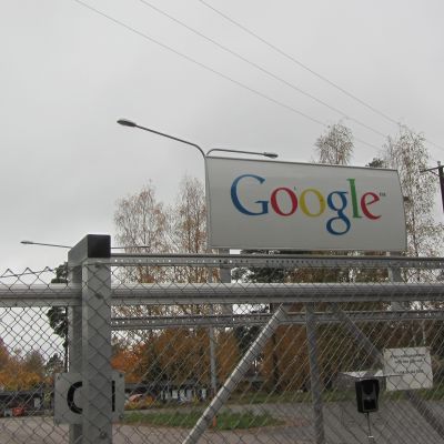 Vanha maamerkki, paperitehtaan piippu päätettiin purkaa hakukoneyhtiö Googlen palvelinkeskuksessa Haminassa.