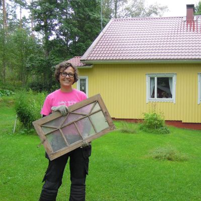 Marika Mattila entisen kesämökkinsä, eli nykyisen kotinsa pihamaalla.