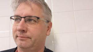 Fullmäktigeledamot Kristian Parviainen (SDP) i Sjundeå säger att många invånare kontaktat honom och sagt att det är svårt att få tag på kommunens tjänstemän. Kristian Parviainen.