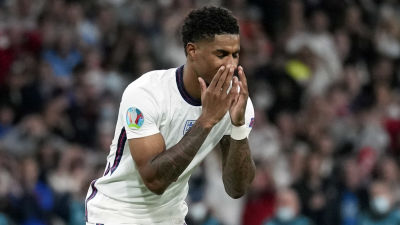 Marcus Rashford för händerna till ansiktet i besvikelse.