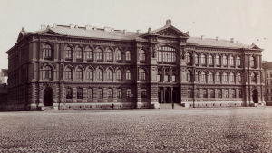 Foto av Ateneum taget 1890. Bild på Ateneums fasad år 1890.