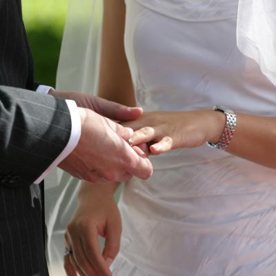 Par som gifter sig, mannen sätter ringen på brudens ringsfinger.
