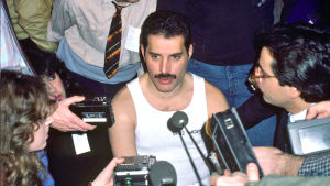 Rockgruppen Queens karismatiska frontman Freddie Mercury var en av aidsepidemins mest kända ansikten Freddie Mercury toimittajien ympäröimänä 1984