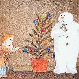 Pojken  och snögubben står vid en julgran i en scen från den tecknade filmen Snögubben.