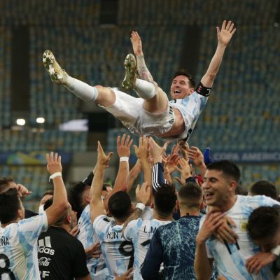 Lionel Messi kastas upp av lagkamrater.