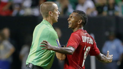 Den amerikanska domaren Mark Geiger attackerades av Panamaspelaren Alberto Quintero efter semifinalen i Gold Cup.