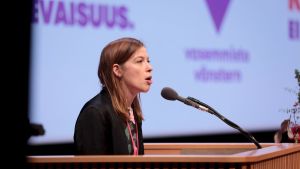 Li Andersson vill se Vänsterförbundets politik som rationell och förnuftsbaserad och ovanför det identitetspolitiska spelet. Li Andersson håller tal under Vänsterförbundets partikongress i Kuopio.