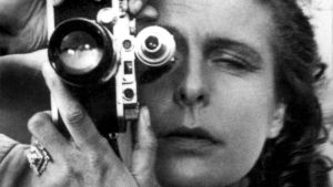 Leni Riefenstahl kameran takana lähkuvassa.