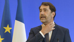Inrikesminister Castaners ord föll inte i god jord bland poliserna. Frankrikes inrikesminister Castaner håller sig om halsen.