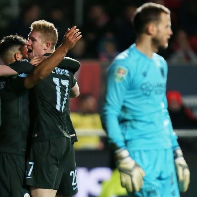 Manchester Cityn Sergio Aguero ja Kevin De Bruyne juhlivat maalia.