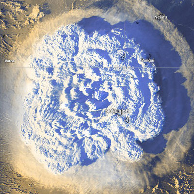 En satellitbild från vulkanutbrottet i Tonga, visar hur en enorm rökpelare har bildats över hela öriket.
