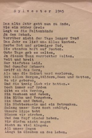 Dikten Nyårsafton 1945 som morfadern skrev på sin flykt genom Europa Bild ur Stefan Ottos utställning Traumwunsch på Sinne i Helsingfors