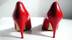 Ifall du vill testa färg kan du alltid börja med några snajsiga accessoarer eller skor. Ett par röda klackar fick nästan Runa Ismark att låta köpstoppslöftet flyga och fara. Bild: YLE/Arja Lento