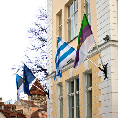 Flaggor vid Gustav Adolfs gymnasium i Tallinn.
