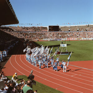 Urheilu. Yleisurheilun MM-kisat 7.8.-14.8.1983 Helsingissä. Avajaiset, avajaisseremonia olympiastadionilla ja juoksija Lasse Viren kantamassa Suomen lipun stadionille. 