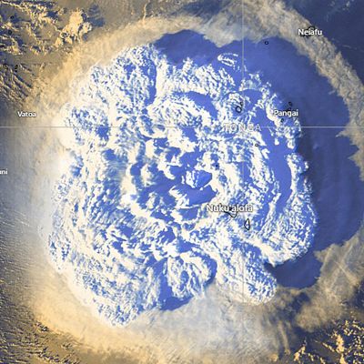 En satellitbild från vulkanutbrottet i Tonga, visar hur en enorm rökpelare har bildats över hela öriket.