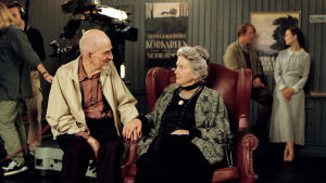 Ingmar Bergman och Anita Björk under inspelningen av Bildmakarna. Bakom kulisserna på inspelningrana av filmen Bildmakarna. Bergman samtalar med en av skådespelarna.