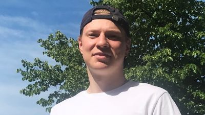 Robert Tarkkanen valkoisessa t-paidassa ja lippis päässä