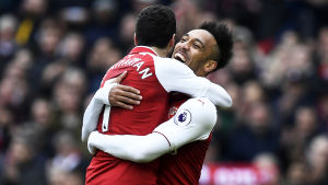 Henrich Mchitarjan och Pierre-Emerick Aubameyang har hittat varandra. Pierre-Emerick Aubameyang.