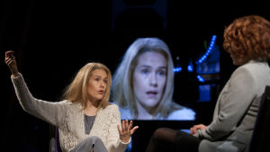 Åsne Seierstad i tv-soffan ( på bilden Jessica Grabowsky och Iida Kuningas). Foto från Olipa kerran minä på Nationalteatern.