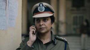 Vartika Chaturvedi (Shefali Shah) är polischefen som försöker hålla styr på sina egna och poliskårens känslor. Närbild på polischefen Vartika Chaturvedi (Shefali Shah) när hon talar i sin mobil.