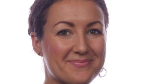 Janita Tasa är sakkunnig på Rädda Barnen i Finland. Hon berättar att också i Finland har man hos Rädda Barnen fått in markant fler tips om övergrepp på barn på nätet nu under coronakrisen. Janita Tasa
