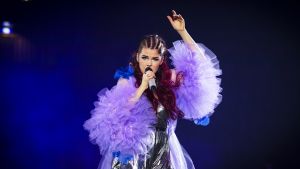 Saara Aalto vaihtoi asuja keikallaan lukuisia kertoja. Monessa asussa näkyi röyhelöitä tai glitteriä. // Kuva: Katariina Salmi/YleX