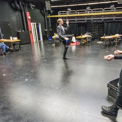 Liemessä-ruokateatteriesityksen harjoitukset Sotkulla.