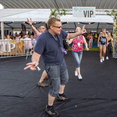 Janne Paananen, Harri Nummelin ja Teija Manunen olivat tyytyväisiä VIP-passilla saataviin palveluihin Kuopiorockissa.