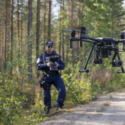 Poliisi lennättää droonia.