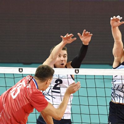 Venäjän Viktor Poletajev (vas.) iskee ja Suomen Eemi Tervaportti (kesk.) ja Markus Kaurto.
