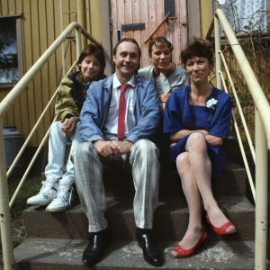 Kyllä isä osaa sarjan päähenkilöt. Näyttelijöinä Tom Lindholm isänä, Tuija Ernamo äitinä ja Maiju sekä Jarno Jokinen perheen lapsina.