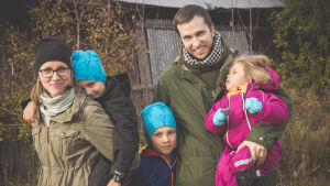 Familjen Romppanen har lärt sig att njuta av det som är bra just nu. Familjen Romppanen ute på promenad.