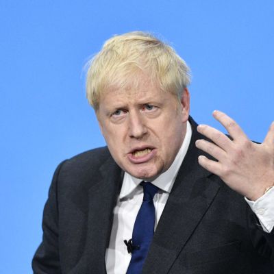 Boris Johnson pitämässä puhetta.