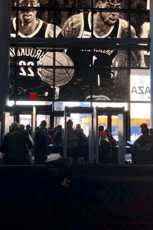 Korgboll, inte matbank brukar vara huvudsaken i Barclay Center. En grupp statsanställda köar in till matbanken i New York.