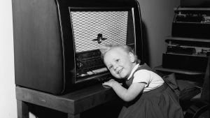 Pieni tyttö (Liisa Jussila 3 v.) kuuntelee radiota.