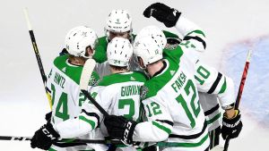 Miro Heiskanens och Roope Hintz Dallas ställs mot målfarliga Calgary. Dallas spelare firar ett mål.