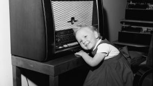 3-vuotias Liisa Jussila kuuntelee radiota (1957)