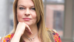 Professor Elina Knihtilä. ”Hyvän komedian alla asuu tragedian syvä olemus”, tuumaa näyttelijä Elina Knihtilä.