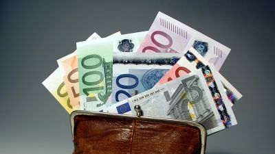 eurosedlar i plånbok