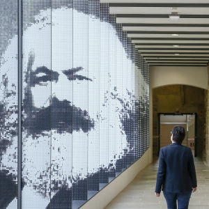En bild på Karl Marx i utställningen i Trier i Tyskland.