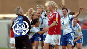 Finlands spelare firar seger över Danmark, EM 2005, med logo på Finlands 100 största idrottsögonblick.